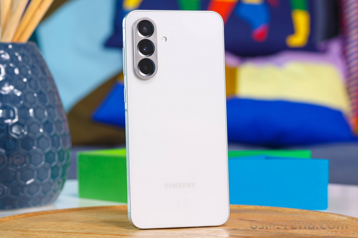 Galaxy A56 5G cũng bắt đầu giảm sau tới cả triệu, vua Android tầm trung ăn đứt iPhone 16 siêu dễ mua