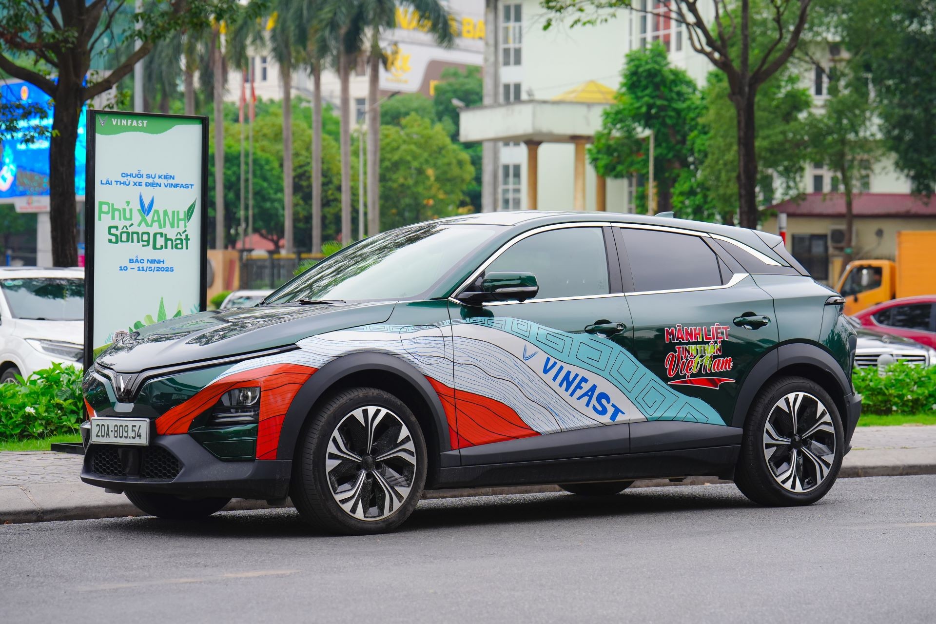 Gia đình trẻ thích VinFast VF 6 vì ngập tràn công nghệ nhưng giá sau ưu đãi còn thấp hơn A-SUV ảnh 1
