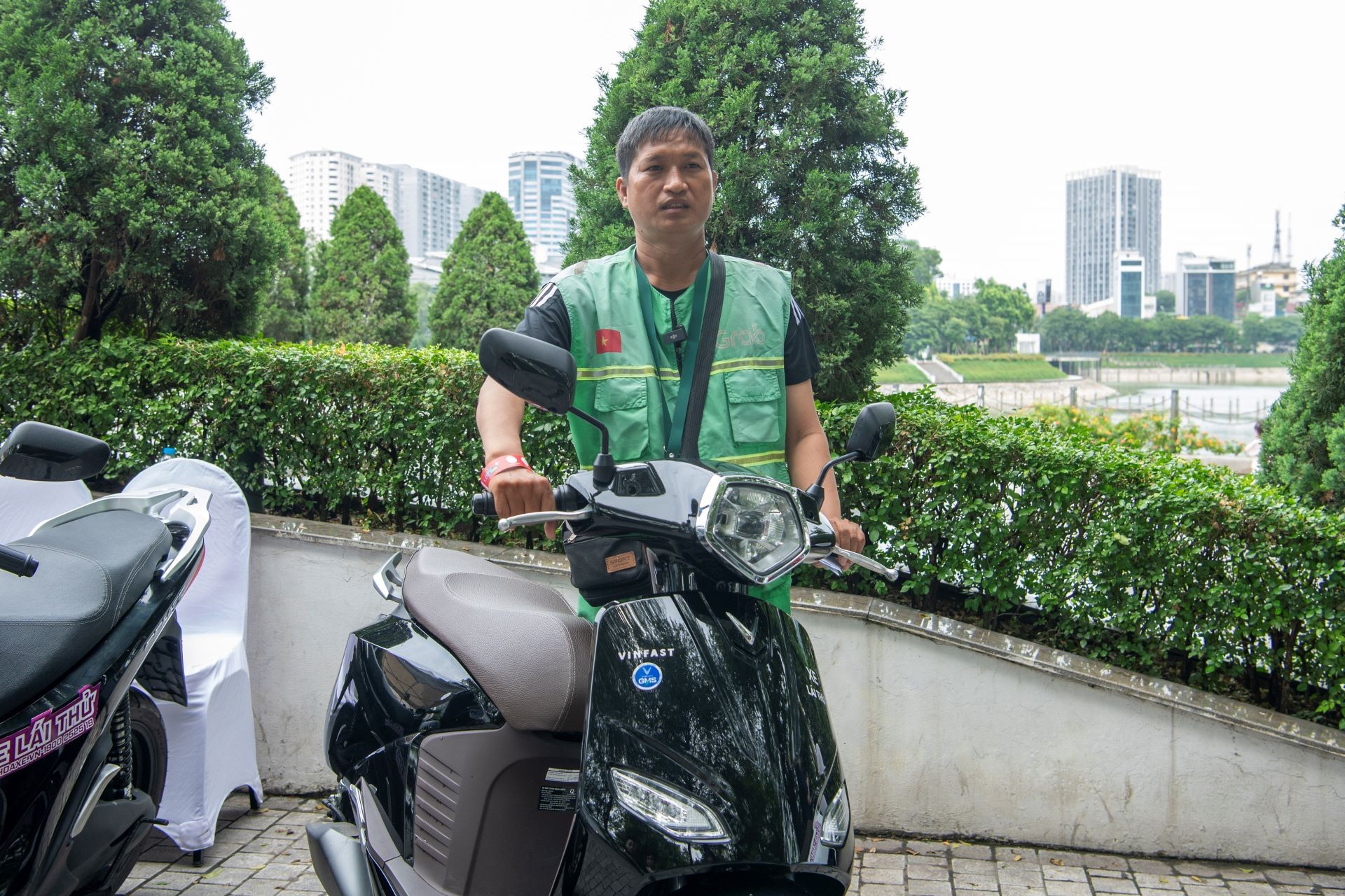‘Đổi xăng lấy điện’ tại Hà Nội: Nhiều tài xế dịch vụ xuống tiền, chốt ngay xe máy VinFast ảnh 2