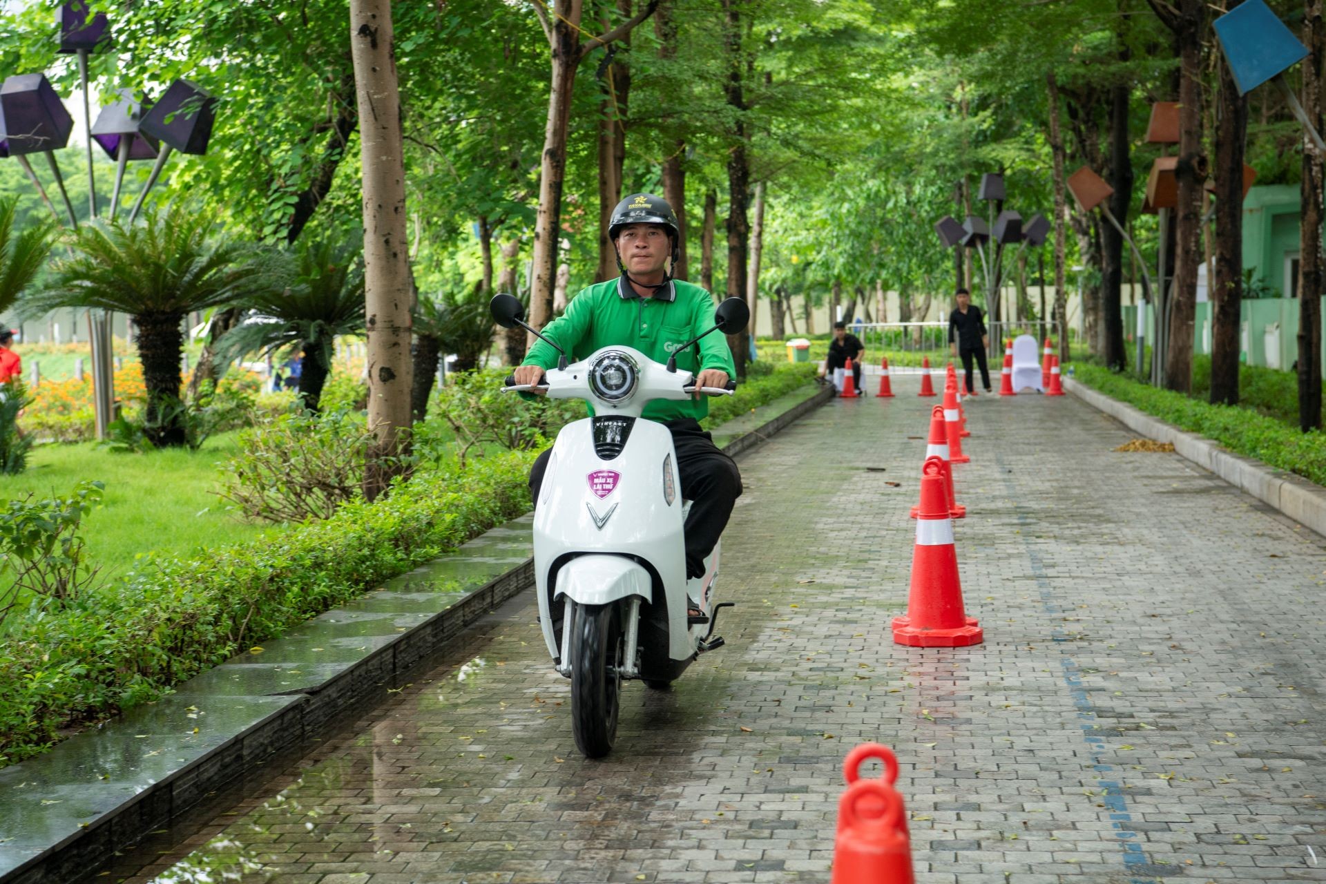 ‘Đổi xăng lấy điện’ tại Hà Nội: Nhiều tài xế dịch vụ xuống tiền, chốt ngay xe máy VinFast ảnh 4