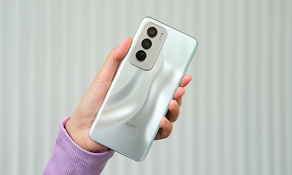 Vua nhiếp ảnh tầm trung OPPO Reno12 5G giá chỉ 9 triệu, màn hình xịn hơn iPhone 16, so kè Galaxy S25