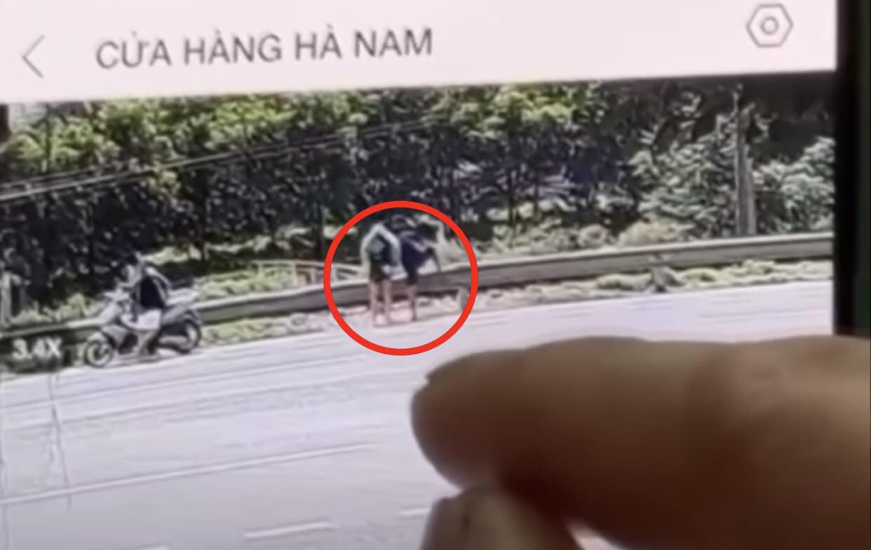 Rùng mình clip thanh niên trèo qua hộ lan băng qua đường sắt, bị tàu cuốn ngay trước mặt vợ