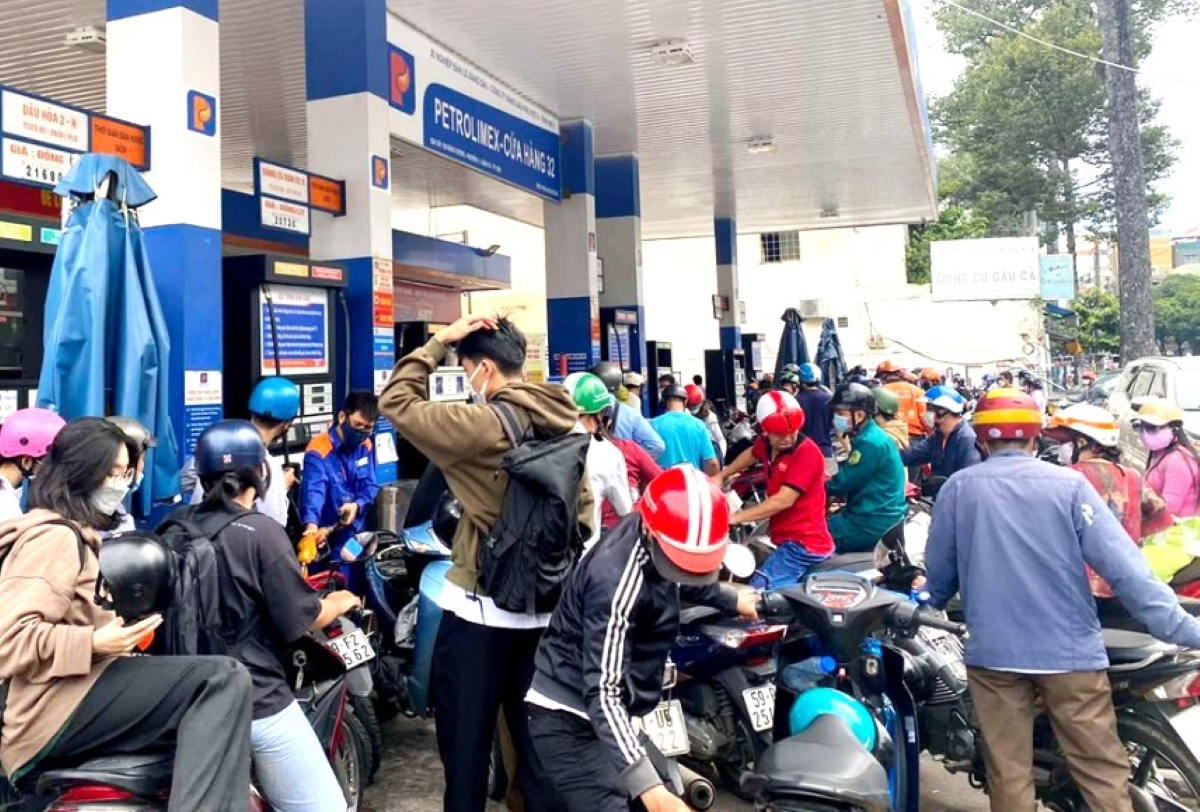 Giá xăng dầu hôm nay 30/6: Lại giảm! Lượng giàn khoan xuống thấp nhất tính từ tháng 10/2021