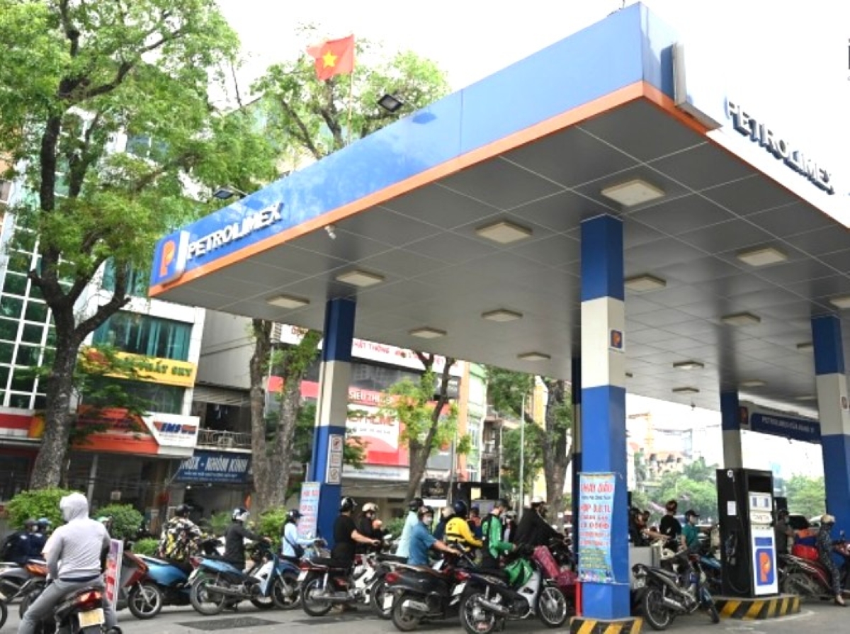 Giá xăng dầu hôm nay 3/7: Trong nước giảm \'ác liệt\' từ 15h chiều, xăng chỉ còn hơn 19.000 đồng/lít?