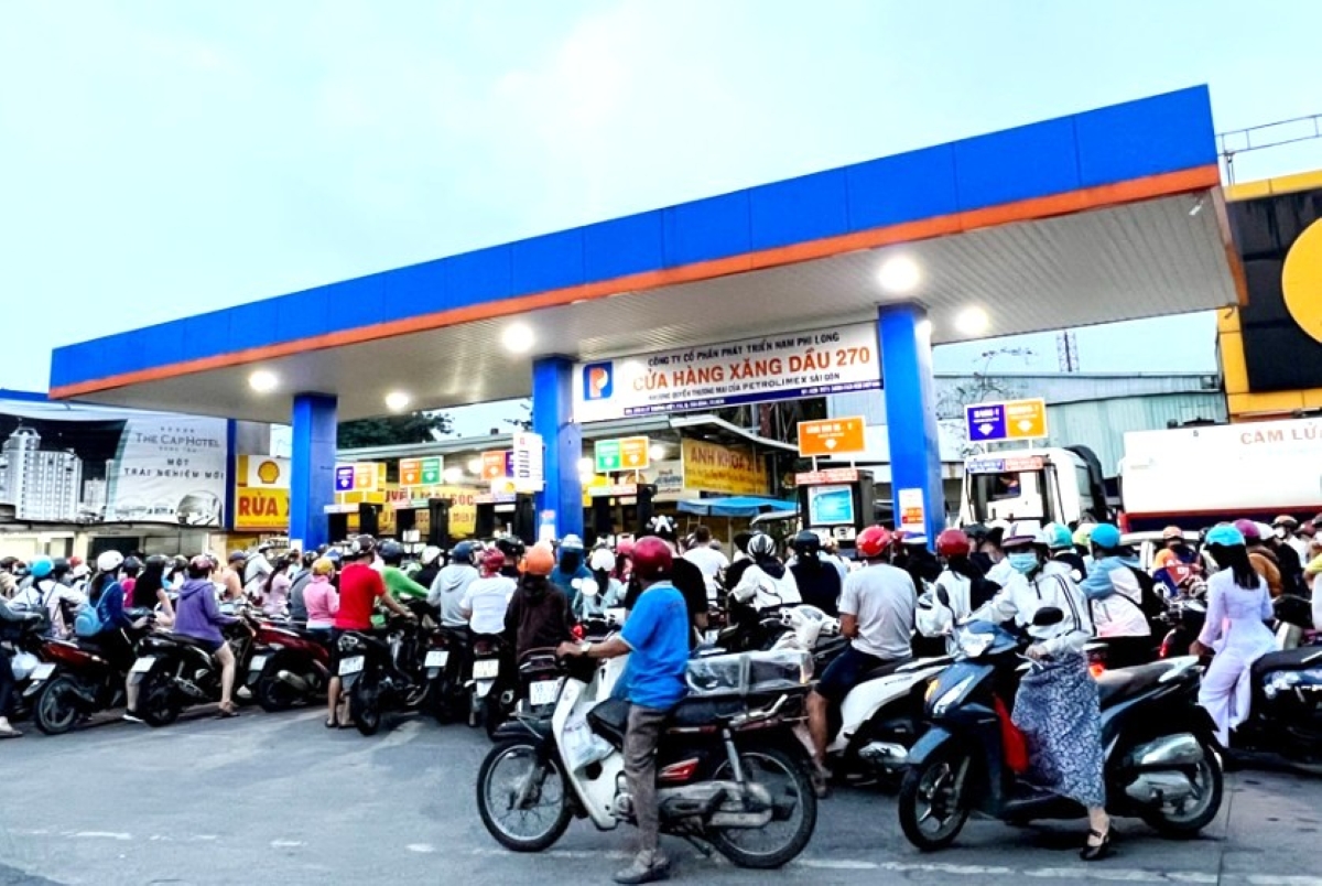Giá xăng dầu hôm nay 3/7: Xăng RON95 trong nước giảm mạnh nhất, chỉ còn hơn 19.000 đồng/lít