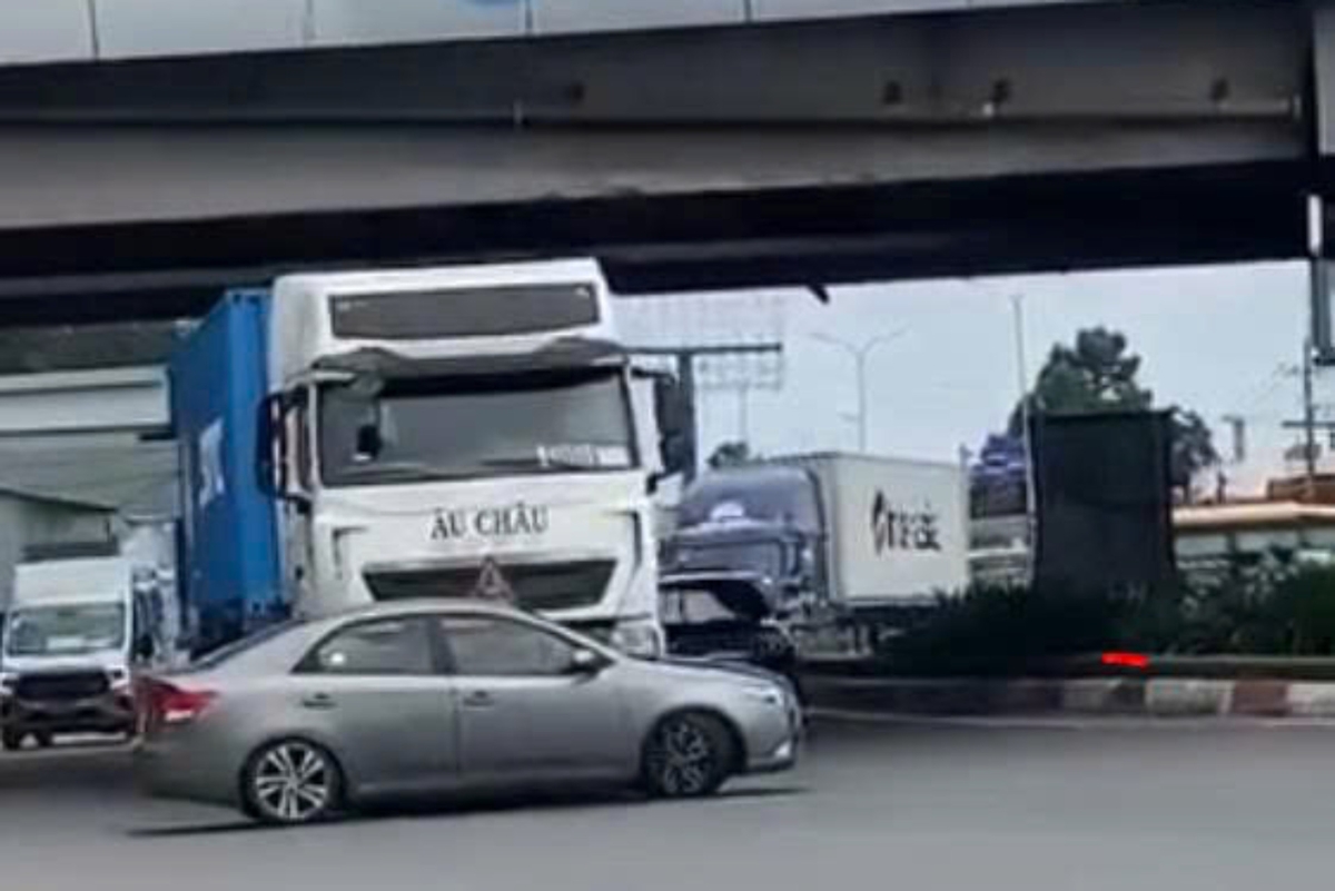 Clip container đẩy ô tô trượt dài trăm mét sau va chạm, thái độ của tài xế container gây phẫn nộ