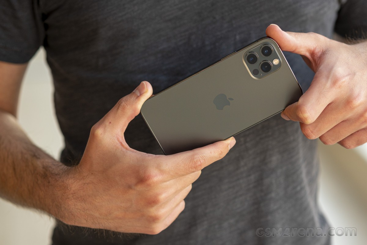 iPhone 12 Pro giá rẻ dễ mua chưa từng thấy, viền thép bóng, camera zoom quang ăn đứt iPhone 16