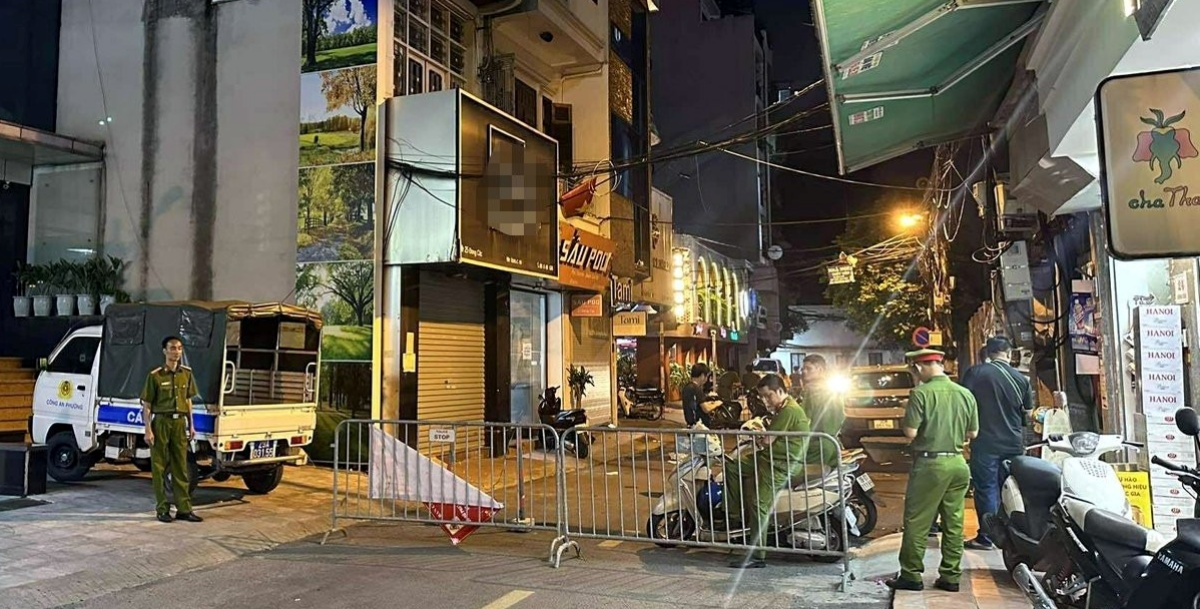 Hiện trường vụ người đàn ông rơi xuống từ nhà cao tầng ở Hà Nội, nhân chứng tiết lộ cảnh kinh hoàng