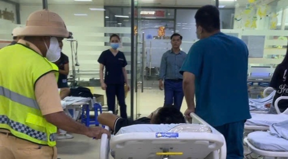 Tình hình sức khỏe tài xế xe tải đột quỵ trên cao tốc, được CSGT dùng xe chuyên dụng đưa đi cấp cứu