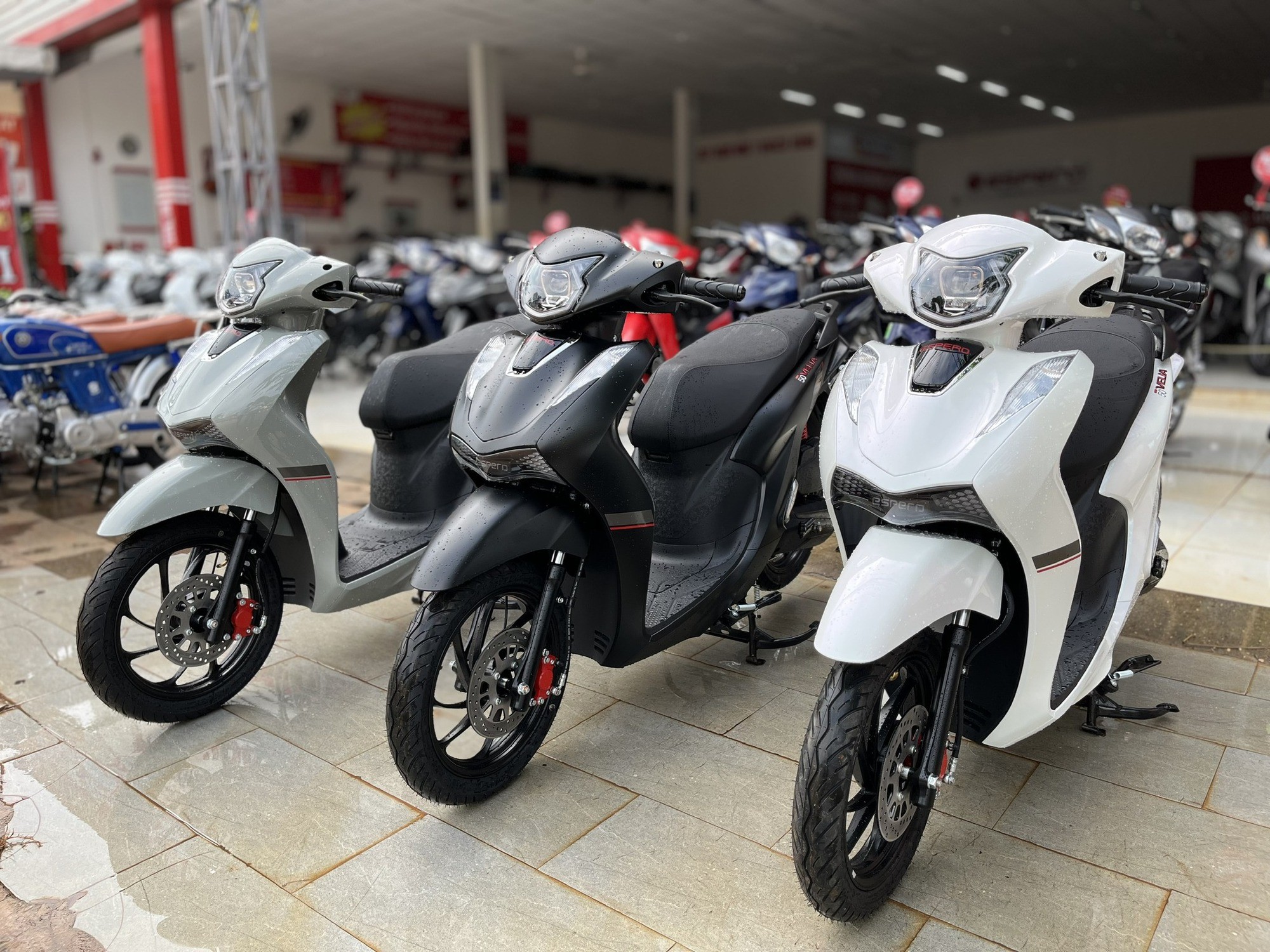 Tin xe cuối tuần: Cận cảnh ‘SH phiên bản bình dân’ vừa cập bến đại lý Việt Nam, giá 23,5 triệu đồng