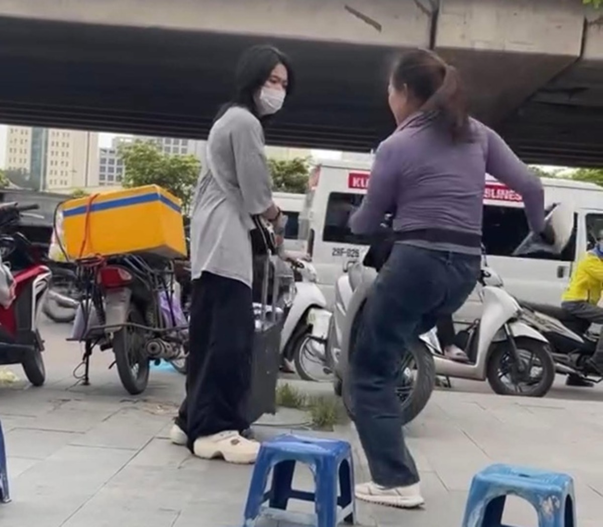 Công an thông tin nóng vụ người bán trà đá đá vali, đuổi cô gái đứng ở vỉa hè bến xe Mỹ Đình
