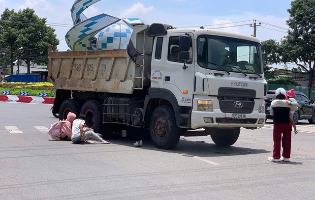 Ám ảnh hiện trường cô gái 19 tuổi bị xe tải cán tử vong tại chỗ khi cả gia đình đang trên đường đi du lịch về