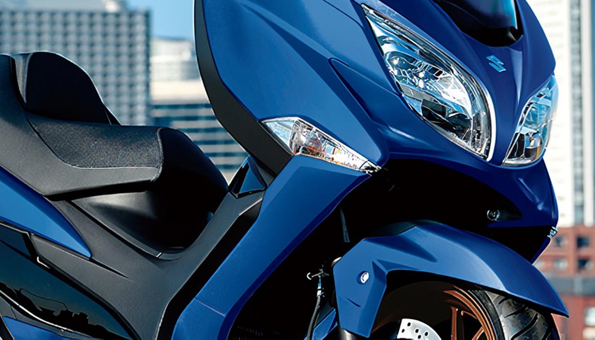 Suzuki chính thức ra mắt ‘huyền thoại xe ga’ mới xịn hơn Honda SH: Có phanh ABS, màn LCD, giá dễ mua