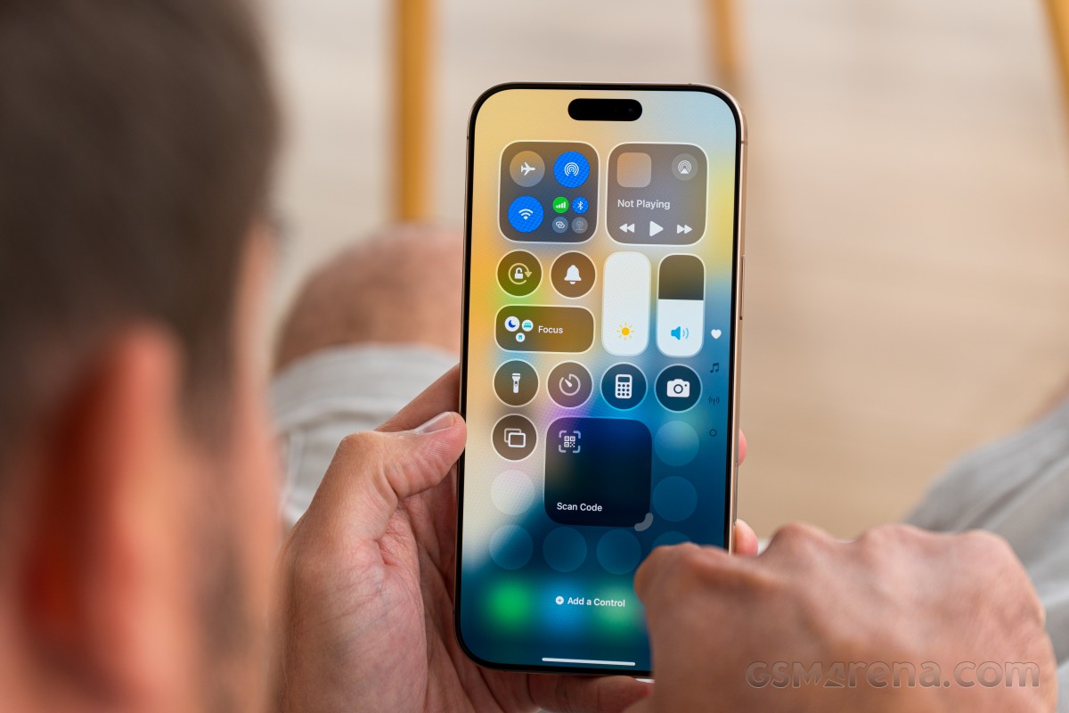 iPhone 16 Plus rẻ hơn iPhone 16 Pro Max cả chục triệu, trang bị tinh gọn hơn, tính năng không hề kém