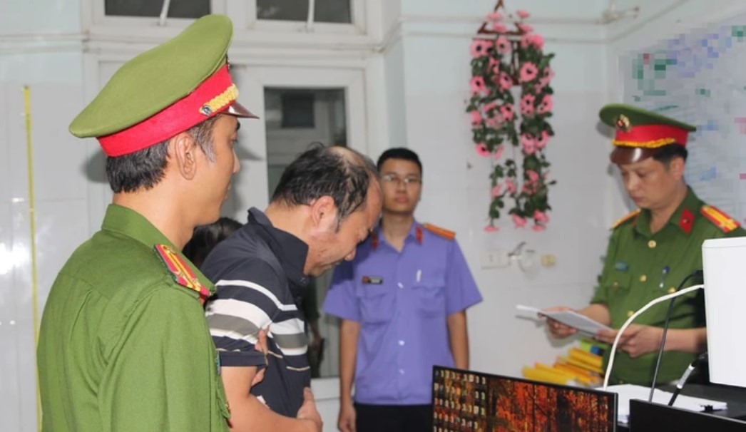 Diễn biến nóng vụ tài xế ô tô tông 2 xe máy rồi rơi sông khiến 3 người chết, 4 người bị thương ở Nghệ An