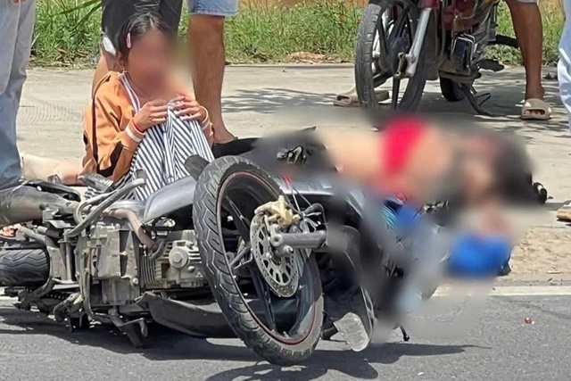 Va chạm kinh hoàng giữa xe máy với xe bán tải khiến 2 người tử vong, con gái gào khóc tại hiện trường