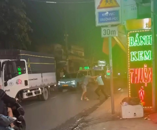 Phẫn nộ clip tài xế xe công nghệ bị người đàn ông cầm ‘mỏ lết’ liên tiếp đánh vào người gây náo loạn