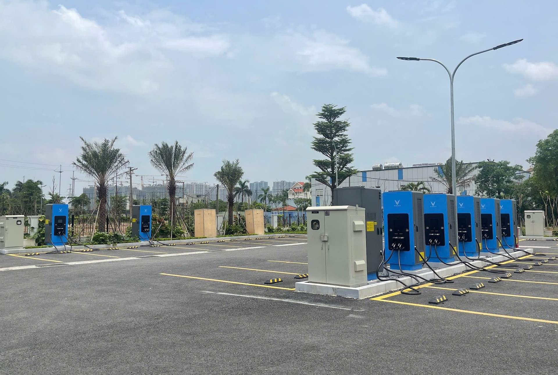 Chủ kinh doanh xăng dầu mở trạm sạc xe điện tích hợp tiện ích: ‘Xe điện là xu thế, nên đón sóng sớm’ ảnh 1