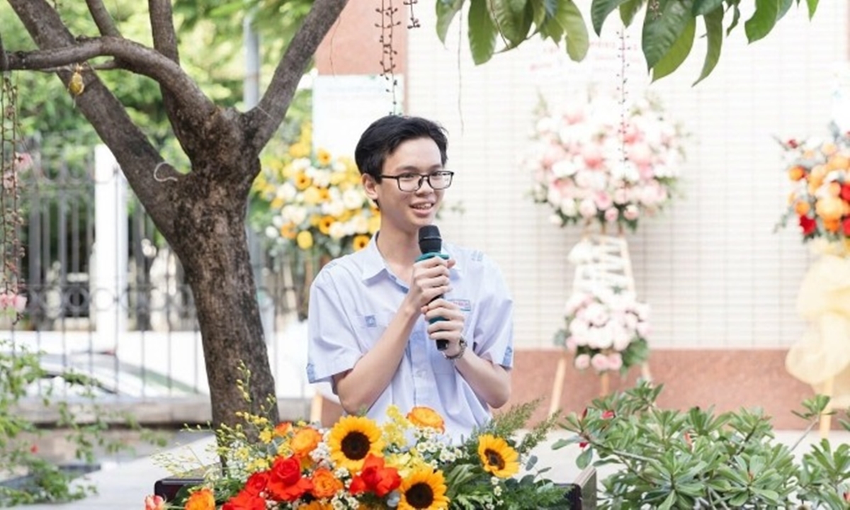 Thân thế thủ khoa B00 khiến nam chính ngôn tình cũng phải \'xách dép\', ngày học nội trú ba ca