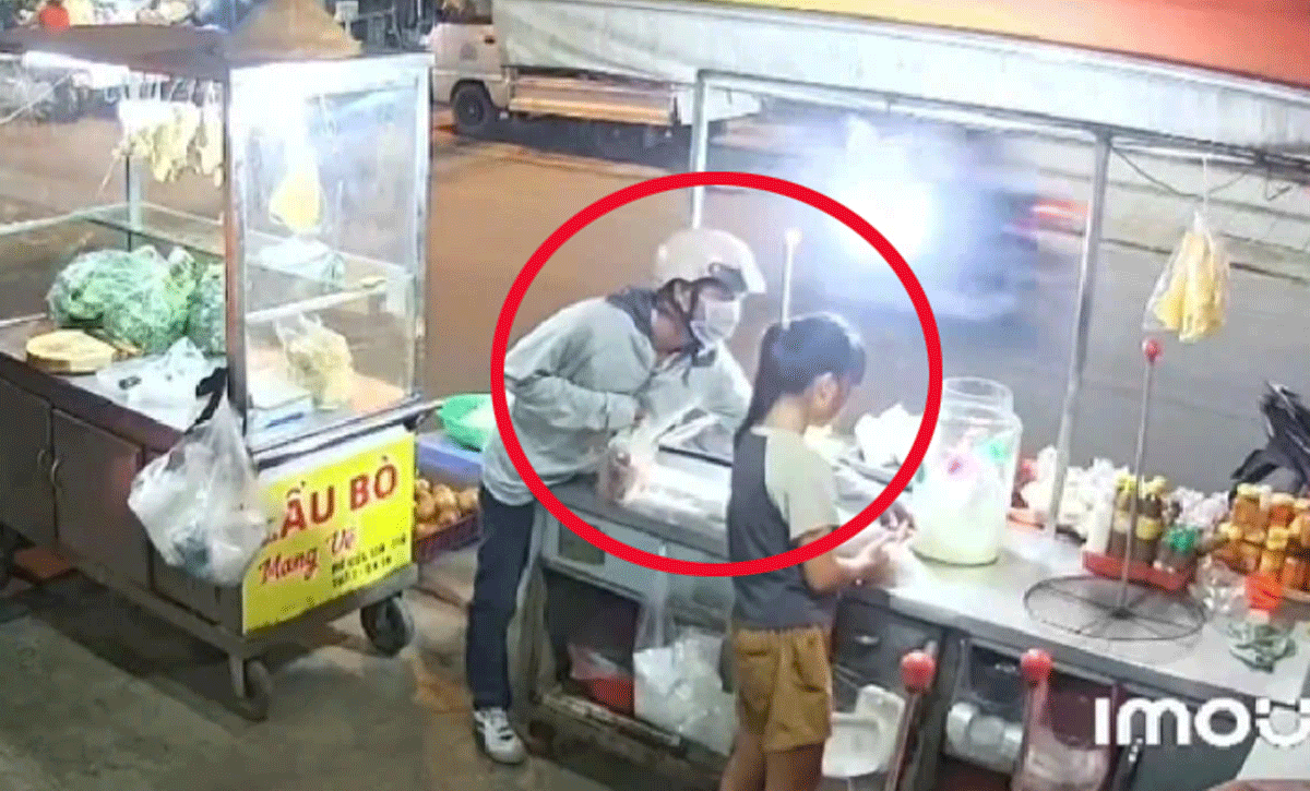 Bị người đàn ông lạ mặt giả vờ mua hàng rồi giật tiền, bé gái bán mắm đuổi theo đòi lại bất thành