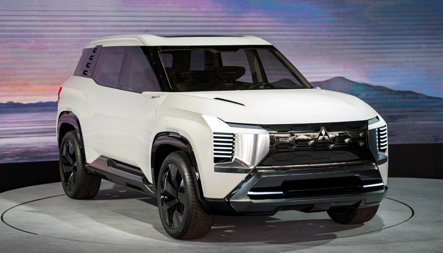 Mitsubishi ra mắt mẫu SUV cỡ C đẹp long lanh giá 640 triệu đồng: Hạ đo ván Mazda CX-5 và Honda CR-V