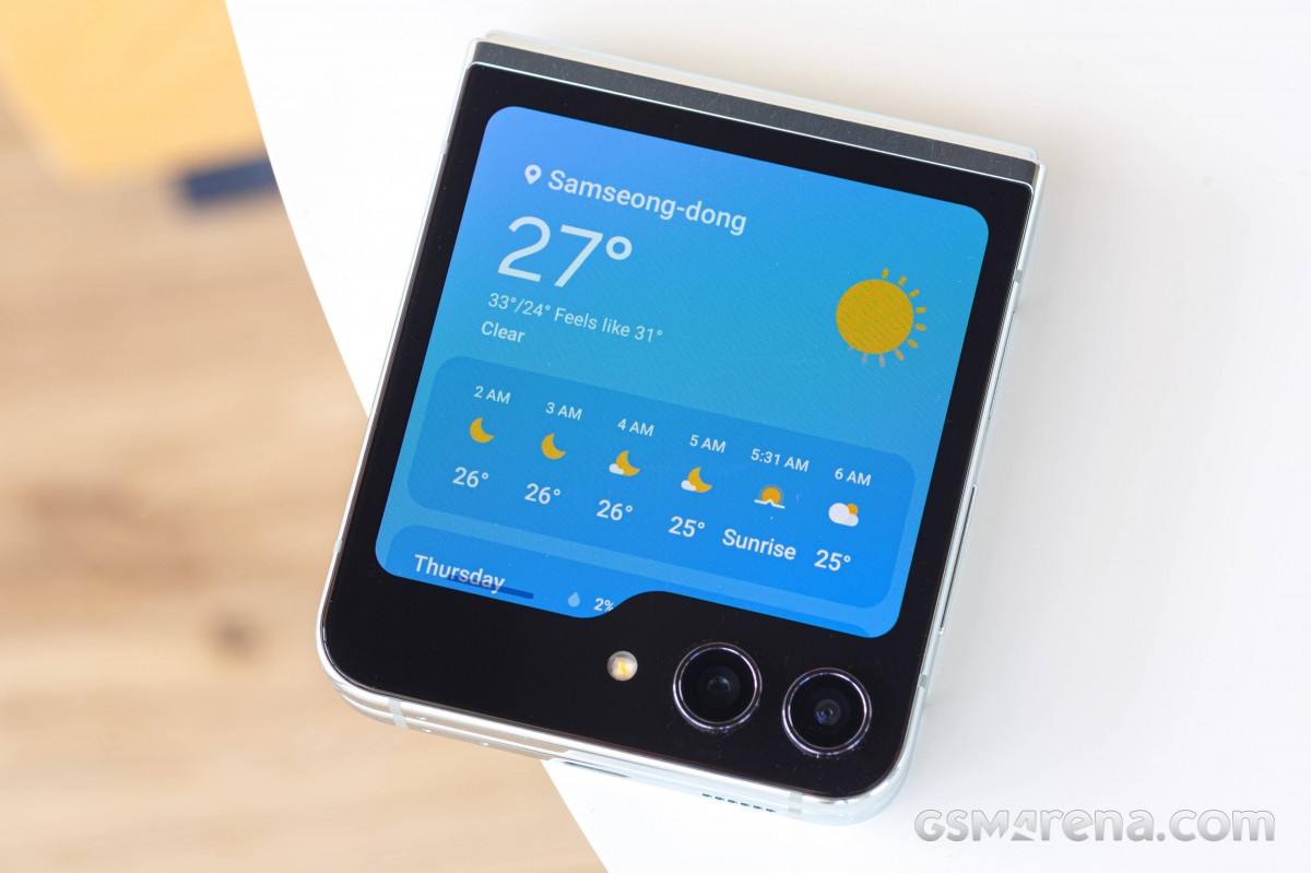 Galaxy Z Flip5 vẫn còn hàng mới fullbox, giá chỉ 14,5 triệu nhưng AI xịn vượt mặt cả iPhone 16