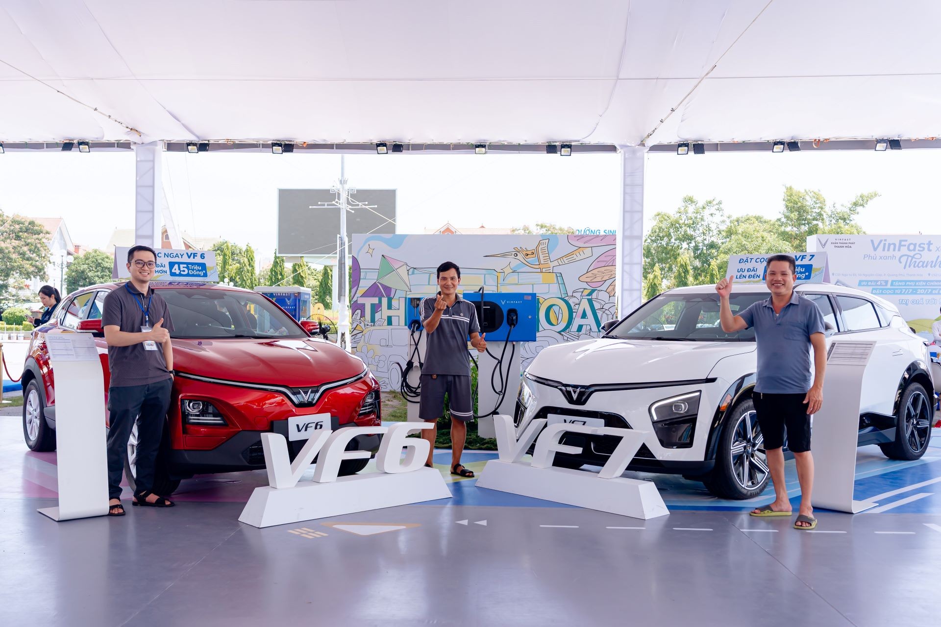 khach-hang-thanh-hoa-do-xo-san-uu-dai-chua-tung-co-de-len-doi-dien-vinfast ảnh 7