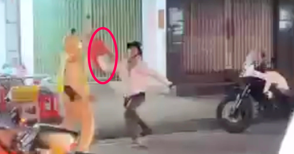 Clip người đàn ông dùng ghế tấn công cảnh sát giao thông với hung hăng, đe dọa, lý do gây bức xúc?