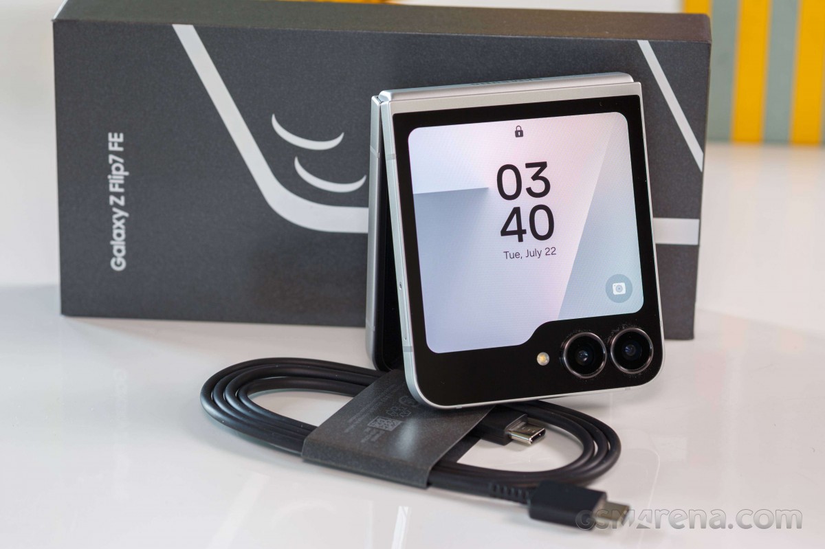 Mở hộp, đánh giá nhanh Galaxy Z Flip7 FE: ‘Bình cũ rượu mới’, thiết kế tối giản, giá rẻ dễ trải nghiệm