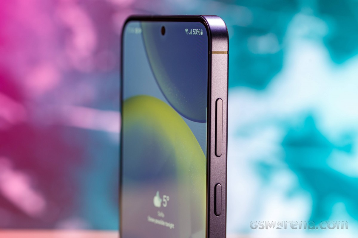 Chiến thần AI quốc dân Galaxy S24 Plus giảm thủng đáy, rẻ như bèo, áp đảo cả iPhone 16 Pro Max