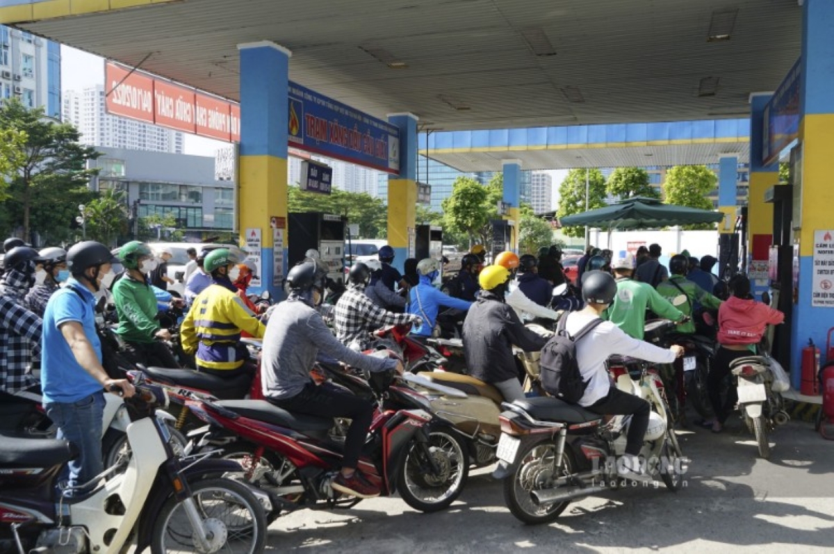 Giá xăng dầu hôm nay 24/7: Trong nước tiếp tục tăng từ chiều nay?