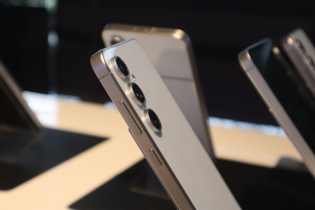 Samsung rục rịch ra mắt chiếc Galaxy S25 giá rẻ mới trang bị khiến iPhone 16 Pro lo sốt vó