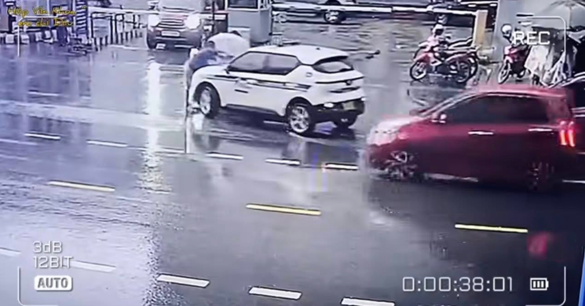 Truy xét tài xế ô tô gây tai nạn liên hoàn rồi bỏ chạy: Tài xế cố chạy dù có người nằm trên cano