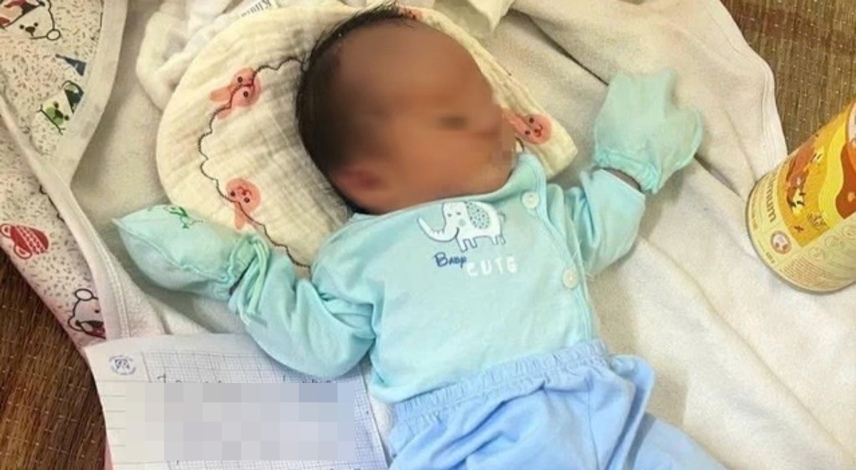 Mẹ ruột bỏ rơi con gái còn đỏ hỏn trong thùng xốp bên đường, bức tâm thư để lại gây phẫn nộ tột độ