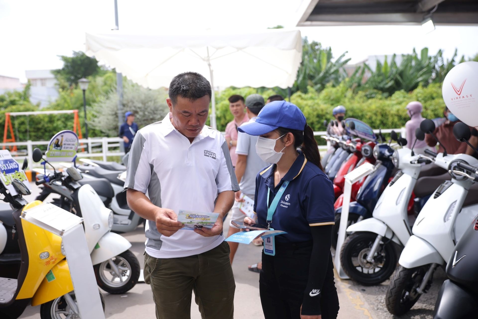‘Đại hội đổi xăng lấy điện’ bùng nổ 3 miền: Khách xếp hàng lái thử, chốt đơn với loạt ưu đãi lớn ảnh 2