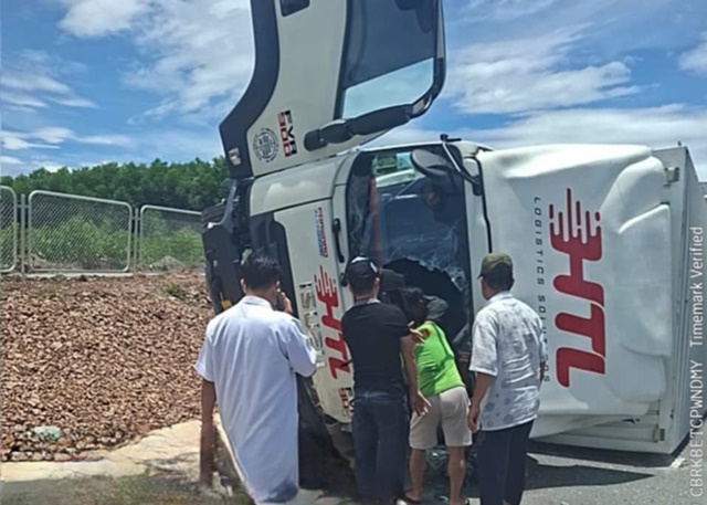 Nghẹt thở màn giải cứu tài xế kẹt cứng bên trong cabin khi xe tải lật nghiêng ở Hà Tĩnh