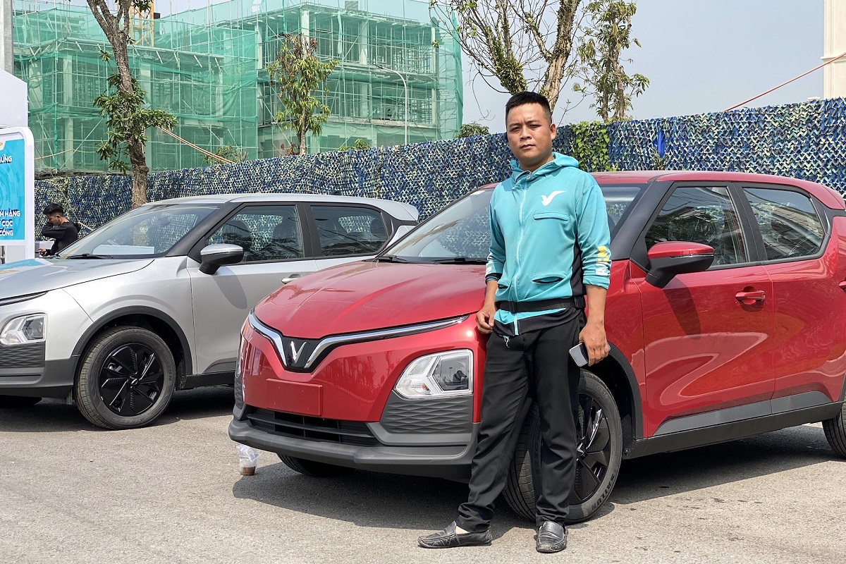 Hàng trăm tài xế công nghệ rủ nhau đến ‘Ngày hội xanh’ tại Hà Nội để lên đời xe điện cực nhàn