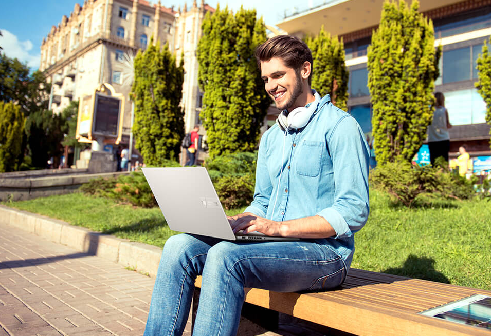 Sinh viên nên mua laptop hay PC? Nắm bắt ngay ưu và nhược điểm của mỗi loại trước khi \'chốt đơn\'
