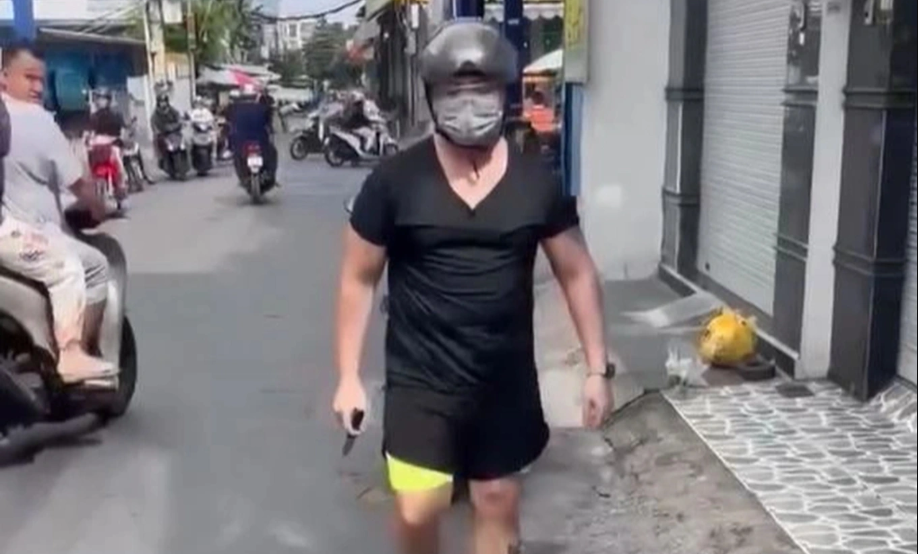 Camera ghi lại cảnh người đàn ông bất ngờ dừng xe giữa đường, cầm dao tiến đến đe dọa khiến tài xế xe ba gác hoảng loạn