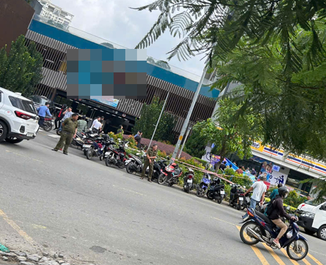 Người dân tá hỏa phát hiện người đàn ông gục tử vong trước cửa hàng tiện lợi, cơ thể có những dấu hiệu bất thường
