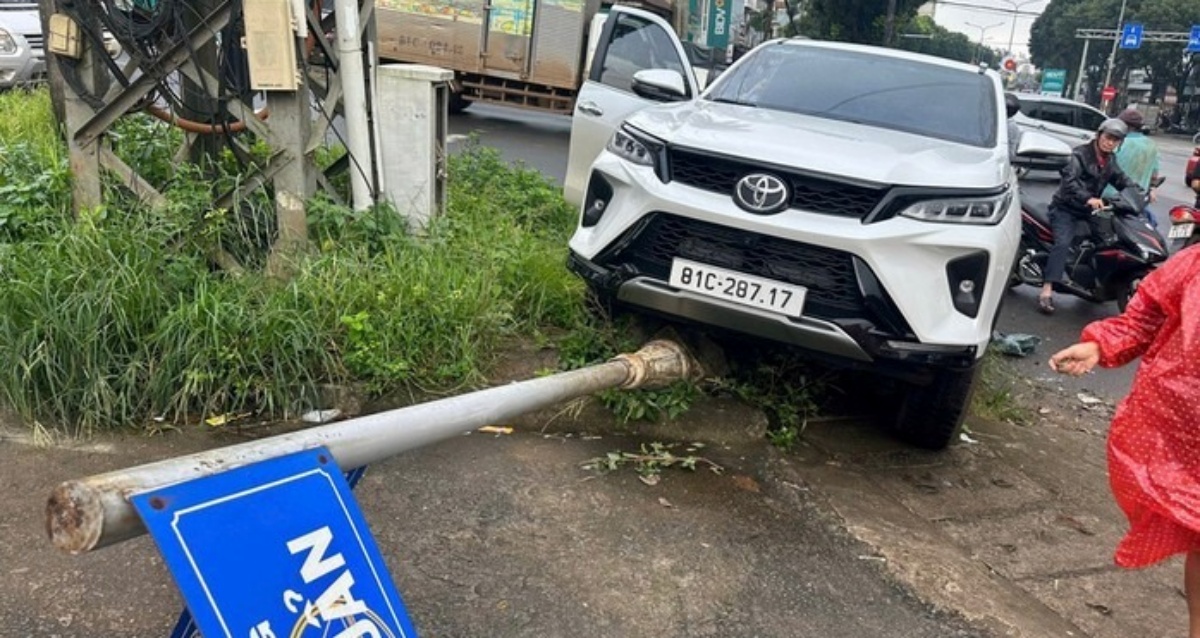 Ô tô húc gãy trụ biển báo giữa phố, phép màu đến với tài xế nghi đột quỵ nhờ người dân phá kính giải cứu