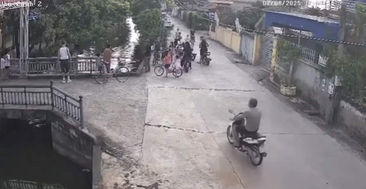 Thót tim cảnh 2 bé đi xe đạp mất lái lao xuống con kênh, dân mạng tranh cãi cách sơ cứu sau tai nạn