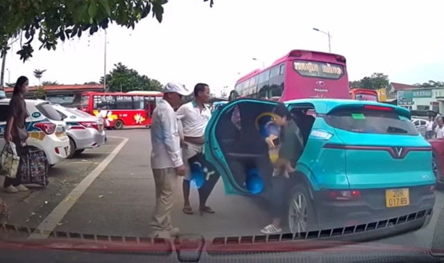 Phẫn nộ clip nhóm người chặn đầu taxi công nghệ đón khách, đuổi người phụ nữ bế con nhỏ ra khỏi xe