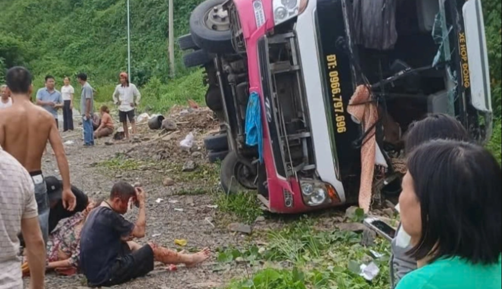 Hiện trường ám ảnh vụ lật xe khách 29 chỗ khiến 1 người tử vong, nguyên nhân gây nên tai nạn?