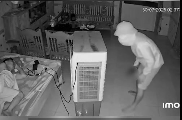 Đứng tim clip trộm cầm dao đột nhập nhà dân, người đàn ông thoát ‘cửa tử’ trong tíc tắc