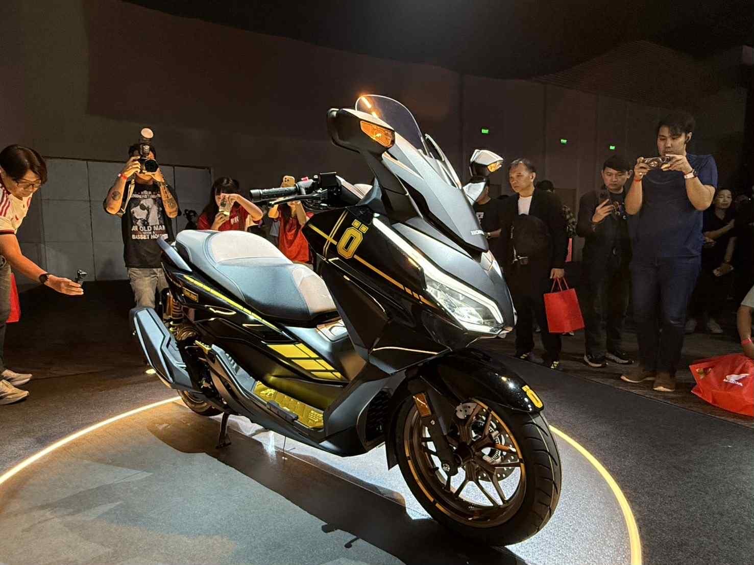 Honda ra mắt mẫu xe ga ‘một 9 một 10’ với SH, thiết kế cực đỉnh làm lu mờ Air Blade, giá cực ‘mềm’ ảnh 2