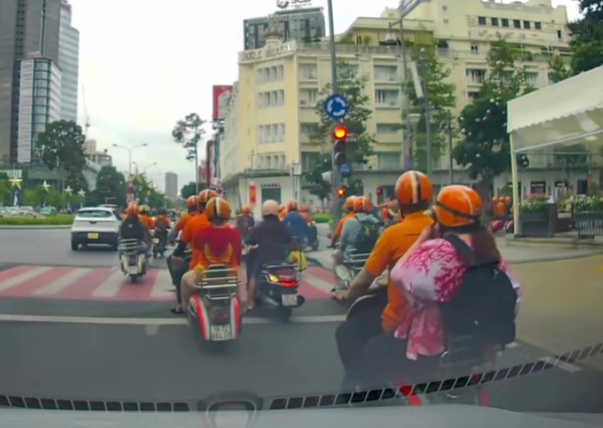 Thực hư đoạn clip hàng chục người đi xe tay ga nối đuôi nhau vượt đèn đỏ giữa đường đông ở TP.HCM 