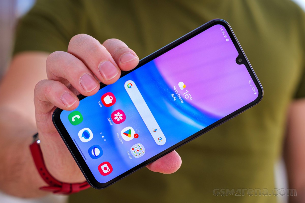 Galaxy A15 rẻ như cỏ cho trang bị xịn hơn iPhone 16, vua doanh số một thời vẫn cực cháy vào T8/2025