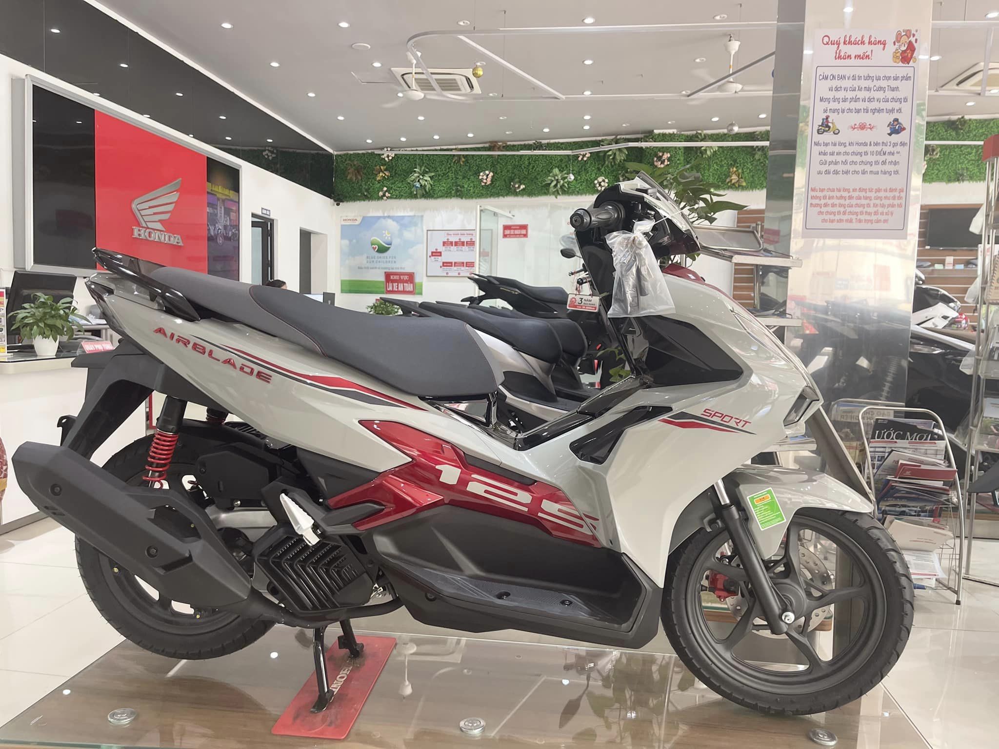  Bảng giá xe Honda Air Blade 2025 giữa tháng 8/2025 giảm sập sàn: Đại lý chơi lớn quyết hạ đo ván xe điện