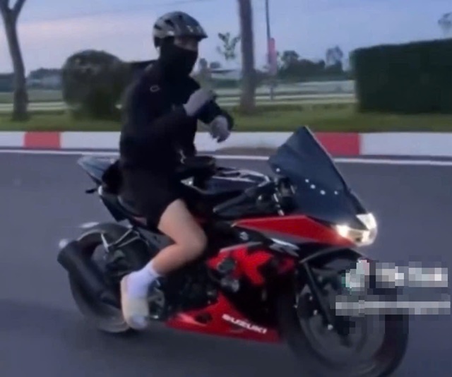 Nam thanh niên 22 tuổi nhận ‘cái kết đắng’ vì đăng tải clip ‘múa quạt’ khi lái xe mô tô